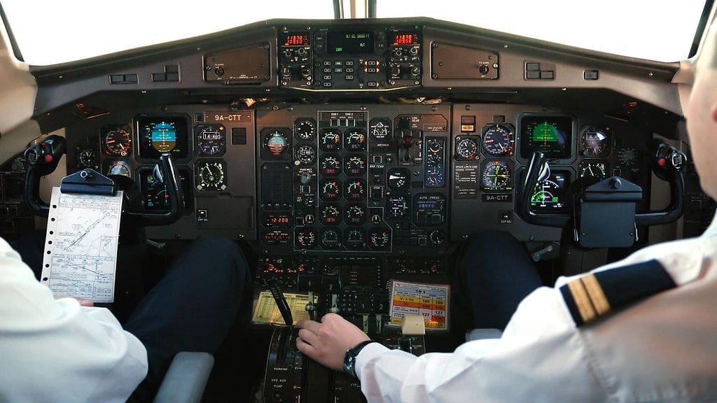 Lentokoneen henkilökunta syö eri ruokaa kuin matkustajat, mutta miksi?