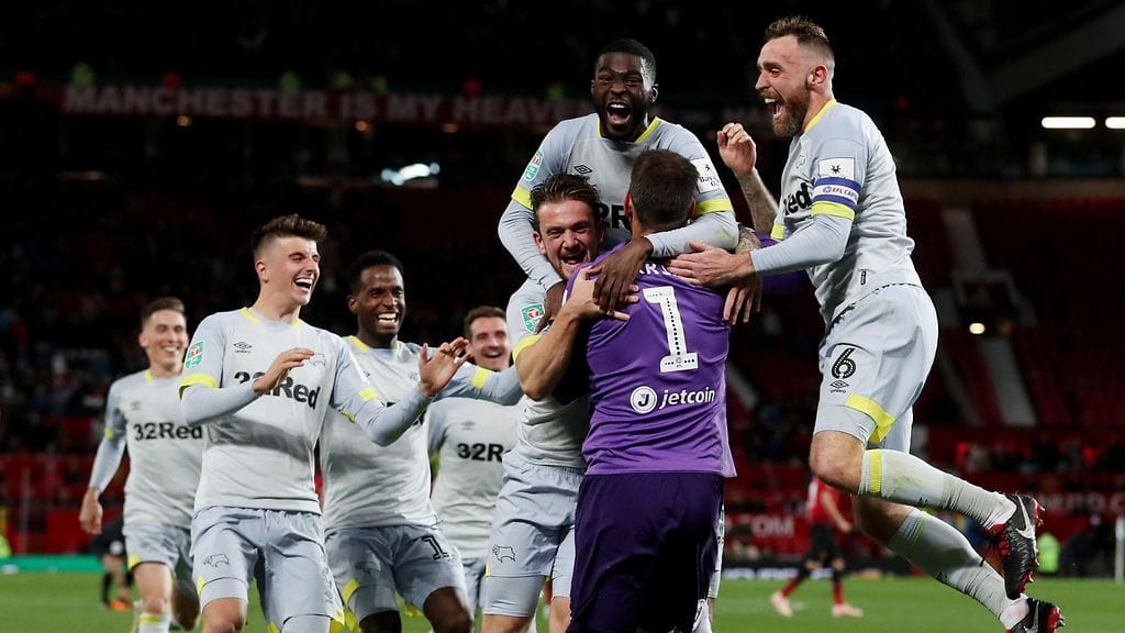 Derbyn pelaajat tuulettamassa voittoa kaadettuaan Manchester Unitedin