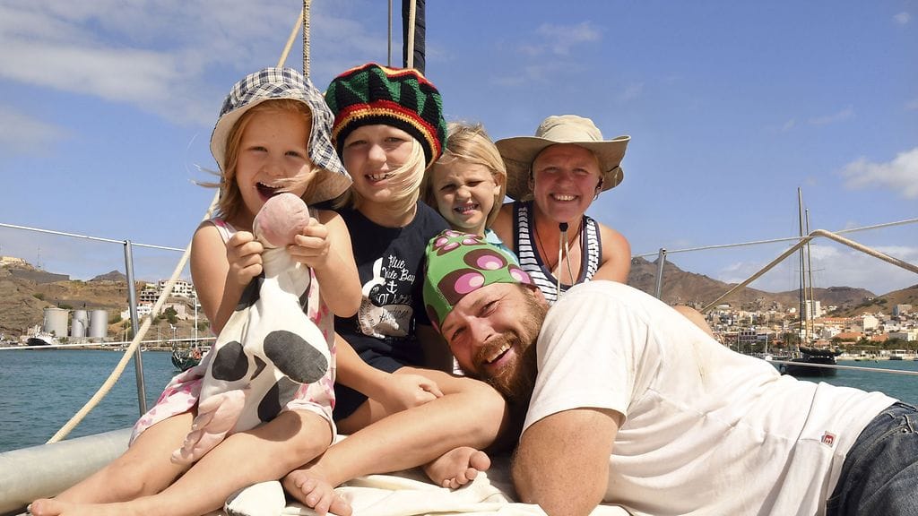 Meretnimet asuvat nyt Huahinen saarella Tyynellä valtamerellä. Perhe päätti jäädä alueen saarille pidemmäksi aikaa. Kuva on otettu Panamassa ennen saapumista Ranskan Polynesiaan.