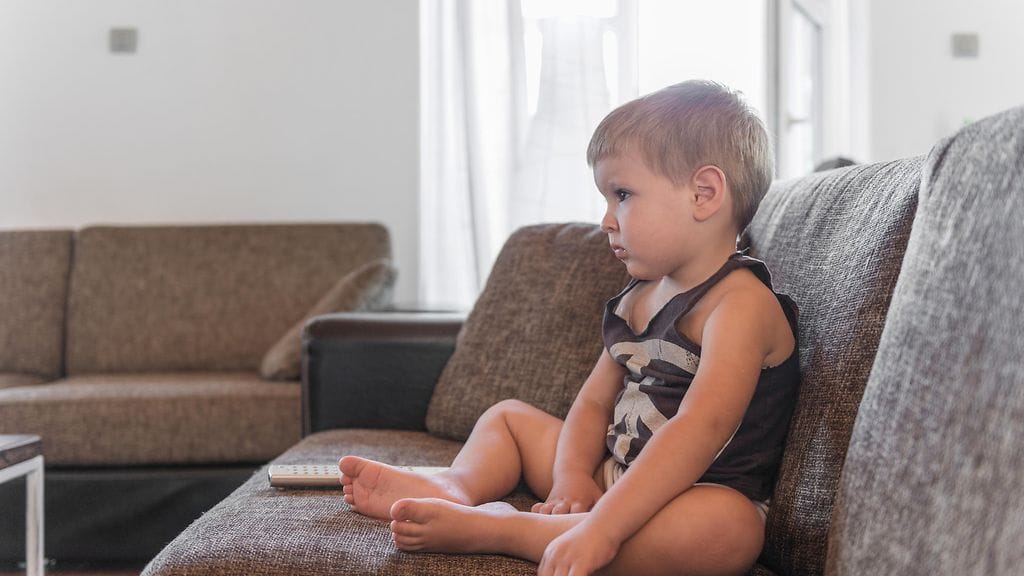 poika katsoo televisiota