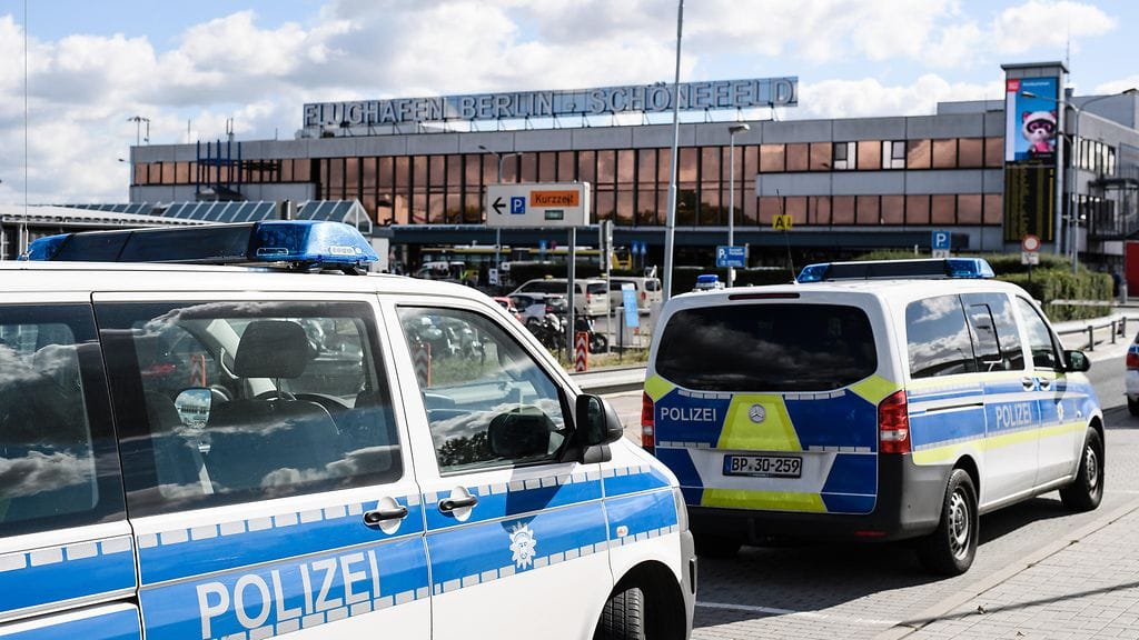Poliisi eristi eilen Berliinin Schönefeldin lentokentän pommiuhan takia.