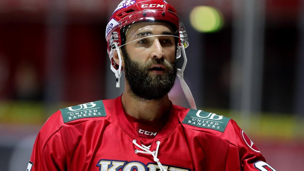 Kyle Quincey taklasi kovaa Emil Kristenseniä.