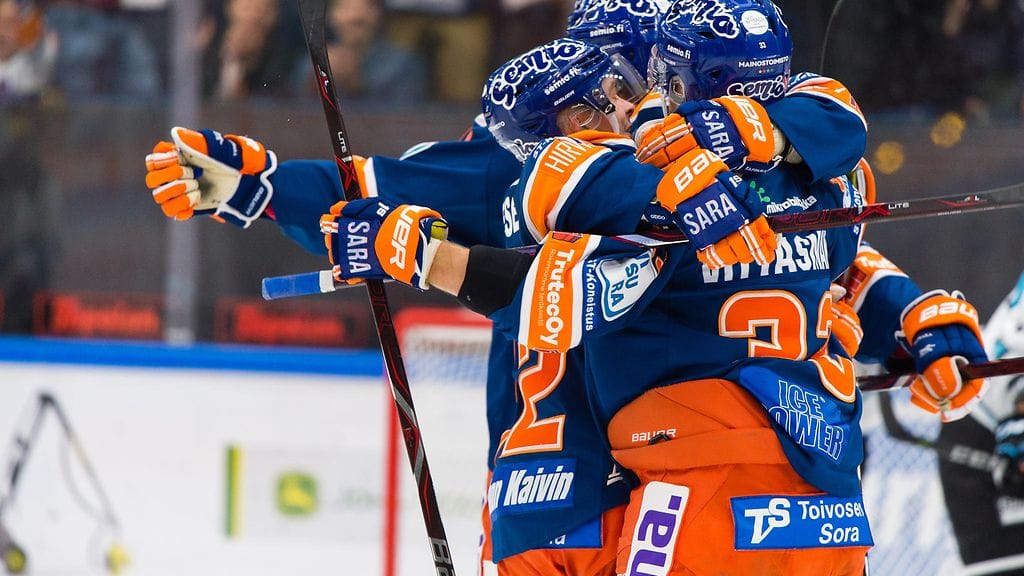 Tapparan 16-vuotias hyökkääjä Kasper Simontaival avasi pistetilinsä SM-liigassa. Arkistokuva.