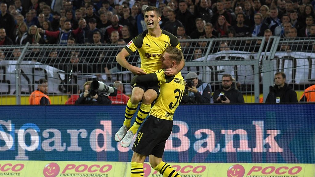 Jacob Bruun Larsen ja Christian Pulisic tuulettavat Dormundin avausosumaa.