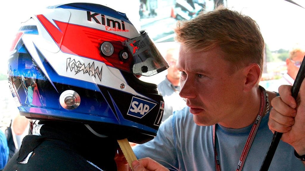 Kimi Räikkönen ja Mika Häkkinen kaudella 2005 McLarenin pilttuussa.