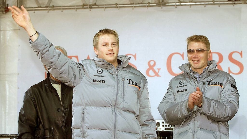 Kimi Räikkönen ja Mika Häkkinen yhdessä McLarenin promotilaisuudessa marraskuussa 2001.