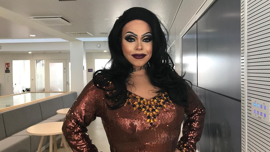 Jere Sivonen tavoittelee 28.9. toista Drag Show Artist -kilpailun voittoa.