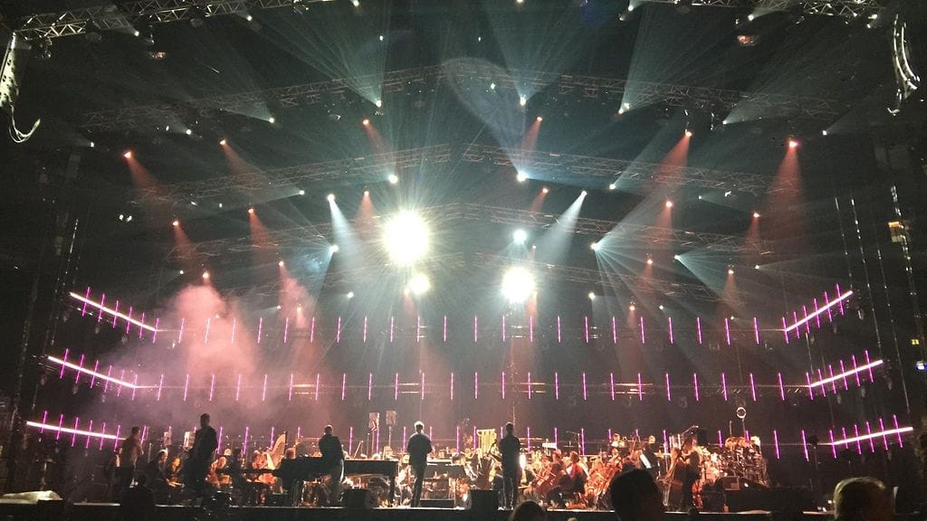 Konserttiin tuodaan aitoa reivitunnelmaa valoin ja heijastuksin.