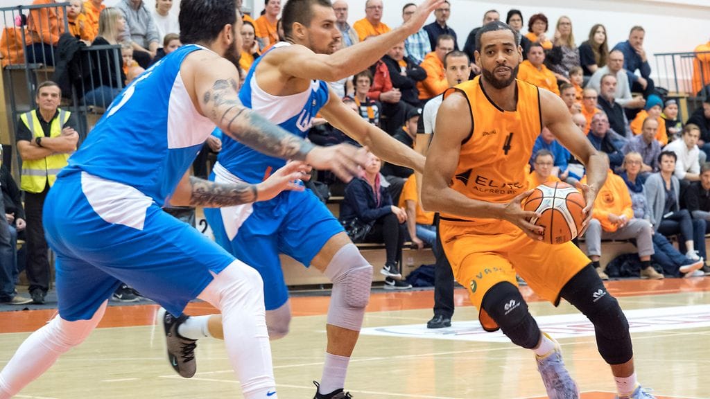 Karhu Basketin Rene Rougeau vauhdissa Levski Lukoilia vastaan.