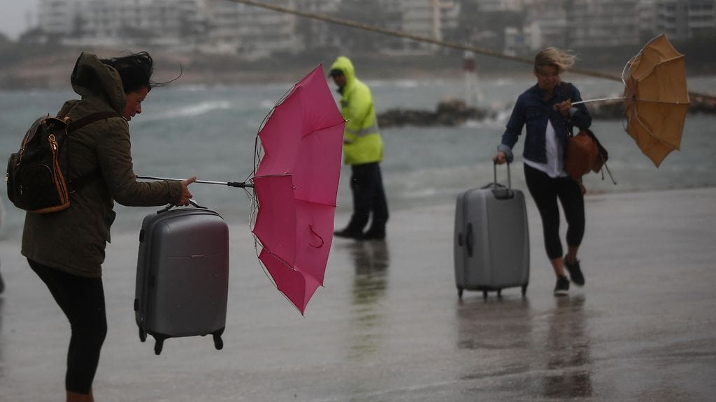 Myrskytuuli puhalsi jo perjantaina Rafinassa, lähellä Ateenaa Kreikassa. Kreikka valmistautuu Zorba-myrskyn tuloon viikonloppuna.
