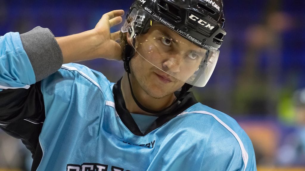 Oliwer Kaski johtaa Pelicansia puolustuksesta.