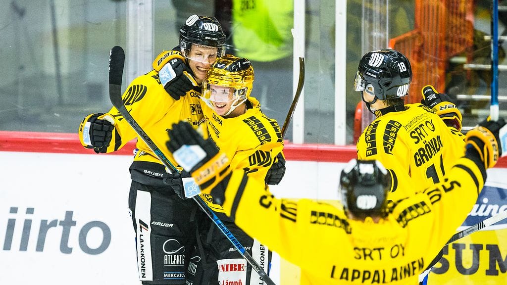 Eetu Luostarinen juhli maalia yhdessä Frank Gymerin kanssa.