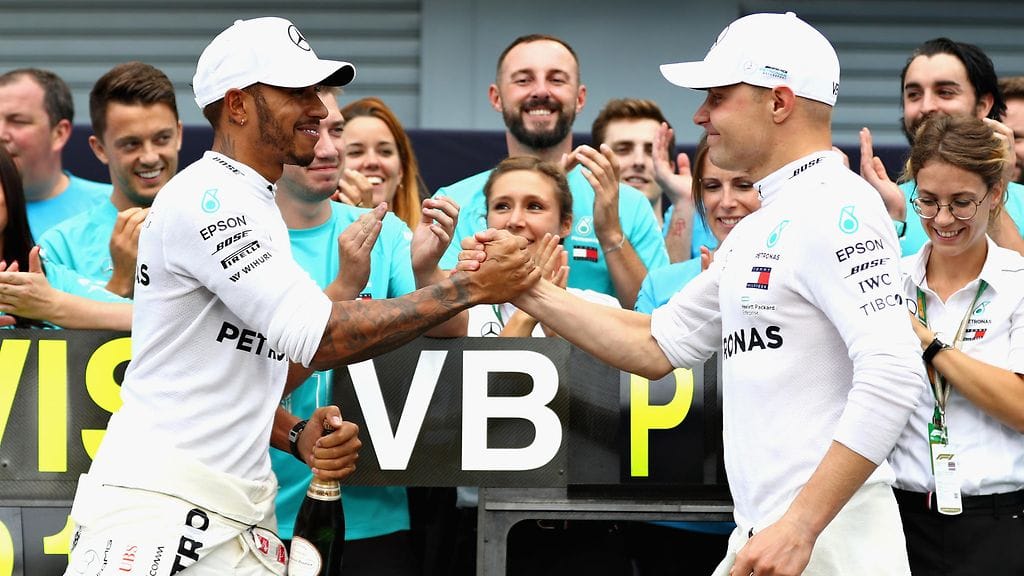 Lewis Hamilton (vas.) ja Valtteri Bottas