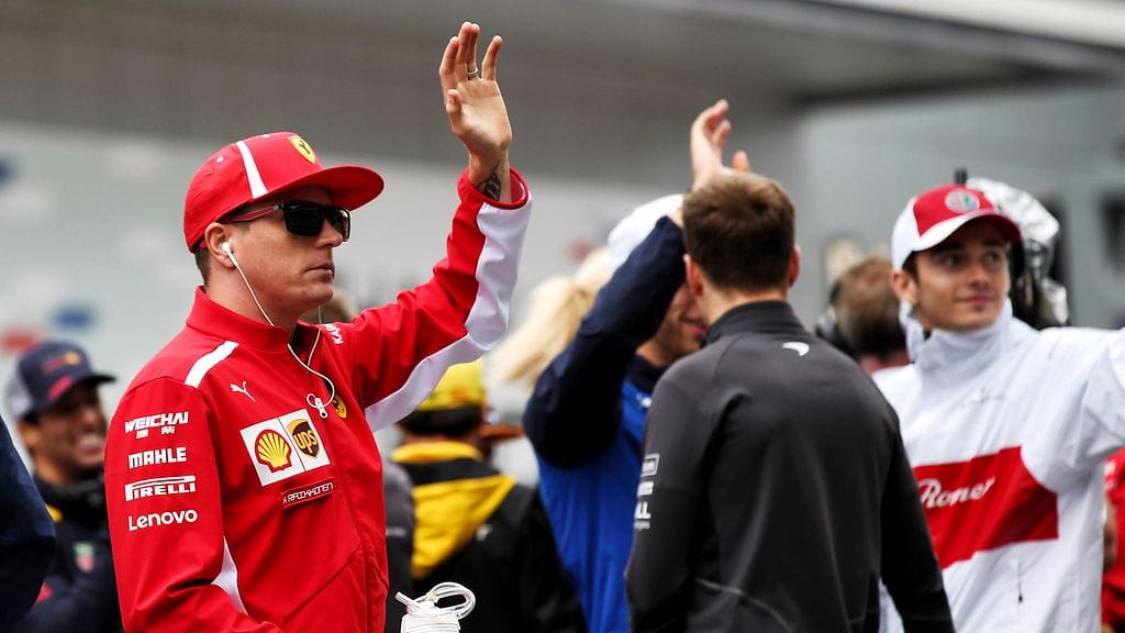Kimi Räikkönen tervehti kannattajiaan Venäjän GP-kisan jälkeen.
