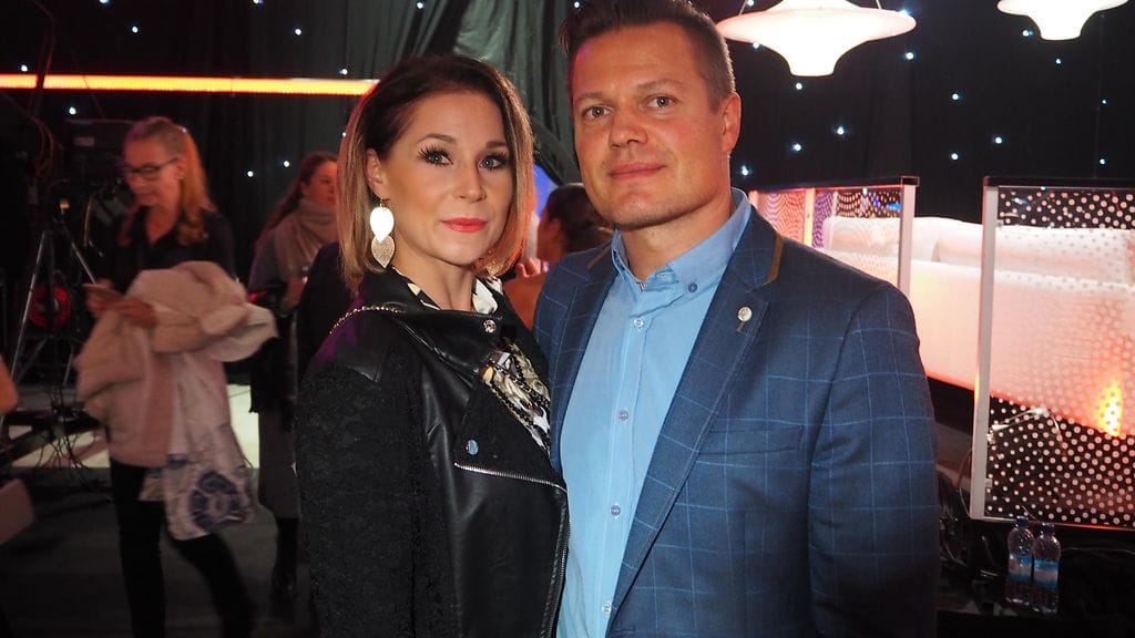 Sami Kapanen ja Satu Kapanen Tanssii Tähtien Kanssa -yleisössä.