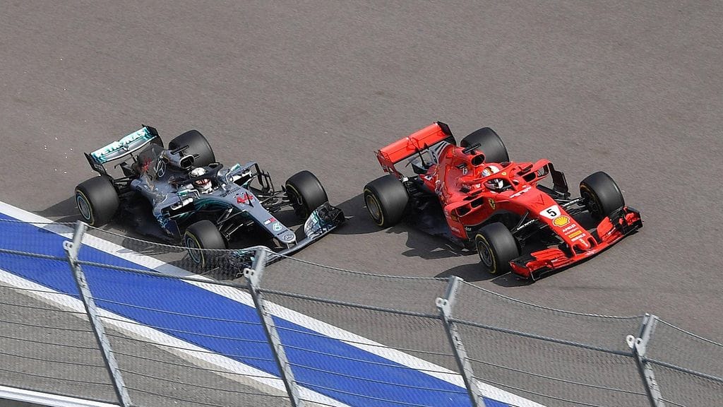 Ferrarin Sebastian Vettel teki ronskin peittelyliikkeen, kun Mercedeksen Lewis Hamilton yritti ohittaa hänet Venäjän GP:ssä.