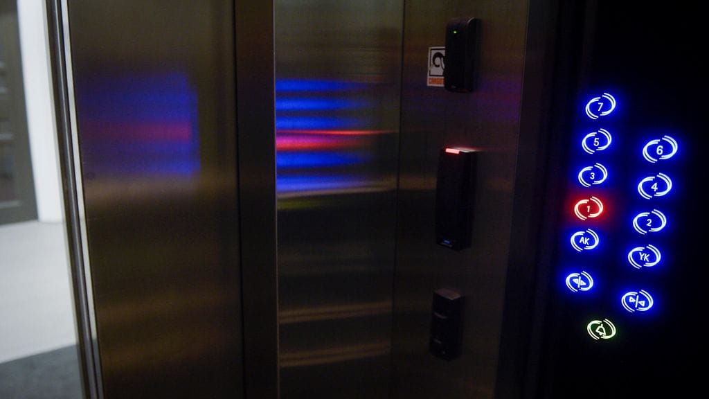 Iäkäs nainen putosi kuolemaan hissikuilussa. Kuvituskuva.