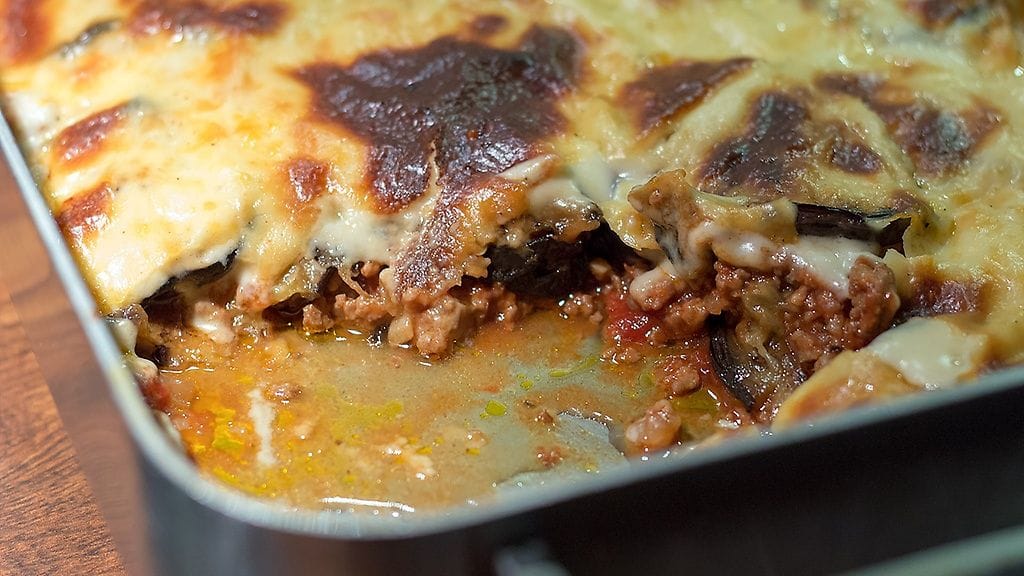 Munakoisosta ja karitsan jauhelihasta syntyvä vuoka vie makumatkalle Kreikkaan.