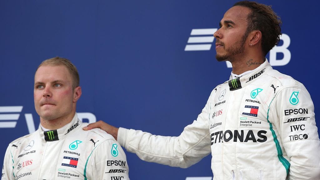 Lewis Hamilton (oikealla) ja Valtteri Bottas (vasemmalla) Venäjän GP:n palkintopallilla.
