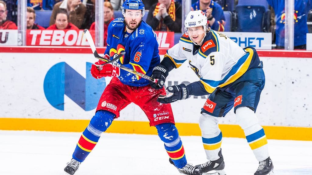 Jesse Joensuu (vasemmalla) iski hattutempun Jokereille maanantain KHL-ottelussa Sotshia vastaan.