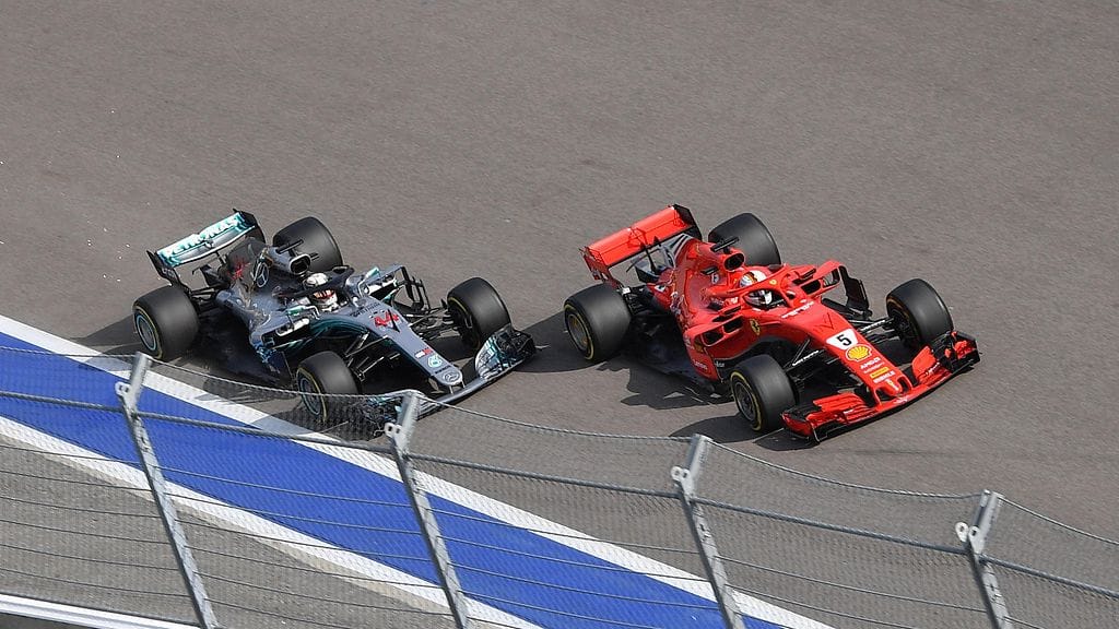 Lewis Hamilton hakemassa ohitusta Sebastian Vettelistä.