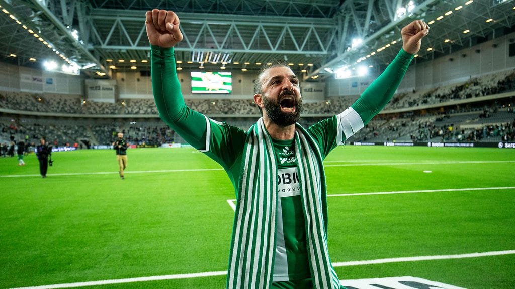 Kennedy juhli voittoa Hammarbyn fanien kanssa.