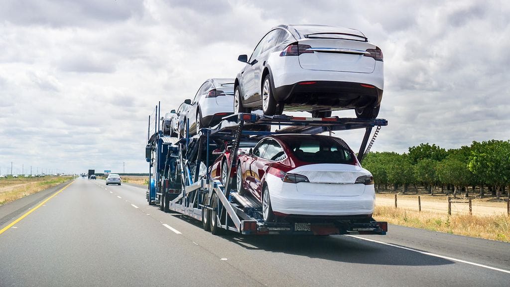 tesla model 3 kuljetus rekka