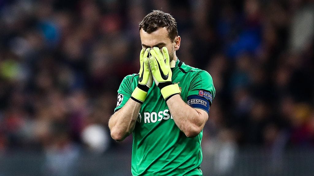 Akinfeev pettyneenä punaisen korttinsa jälkeen.