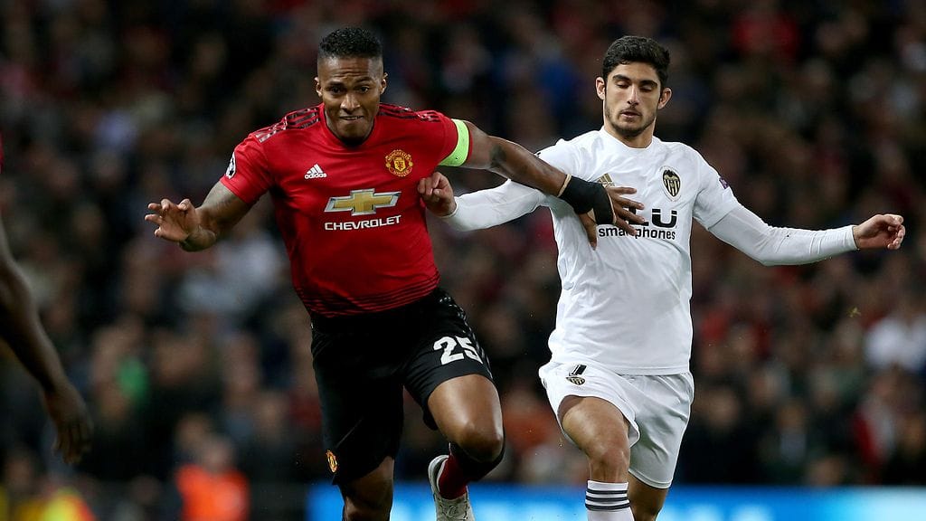 Antonio Valencia oli joutua ongelmiin huolimattoman some-käytöksen vuoksi.