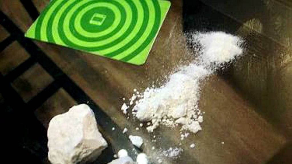 Poliisin kuvaa huumejauheesta lasipyödällä. Kuvan huumausaineet eivät liity tapaukseen.