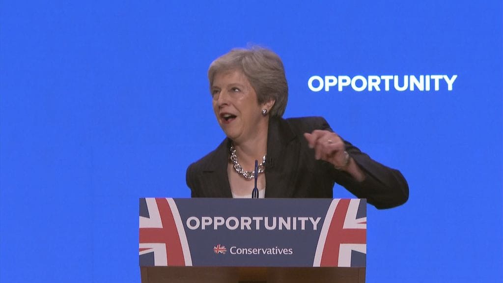 Theresa May tanssii