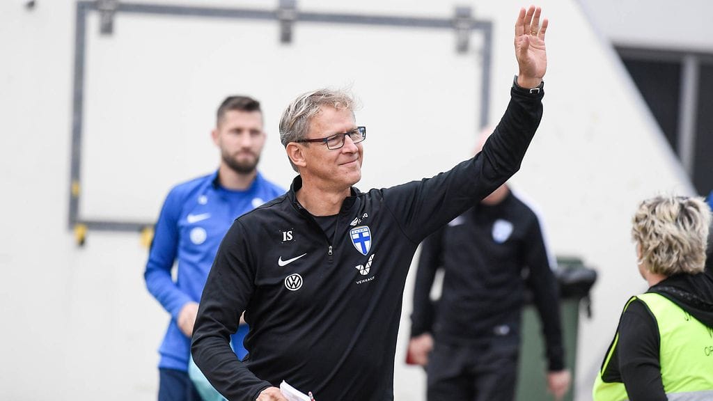 Markku Kanerva vilkuttamassa faneille Huuhkajien avoimissa harjoituksissa syyskuussa.