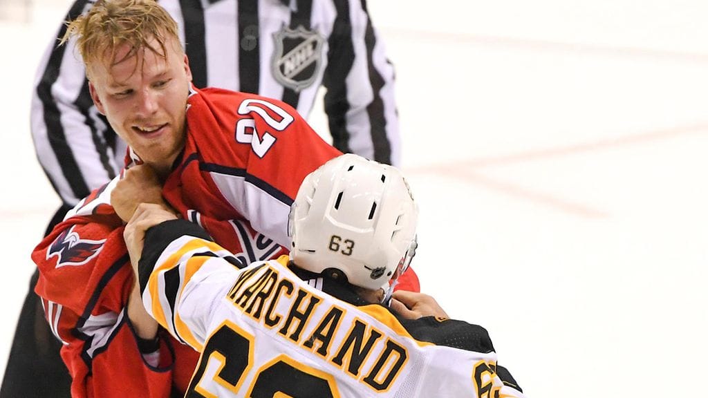 Bostonin Brad Marchand antoi kyytiä Washingtonin Lars Ellerille.