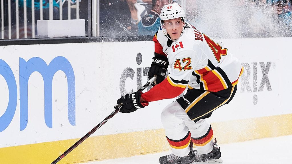 Juuso Välimäen ensimmäinen NHL-ottelu päättyi tappioon.