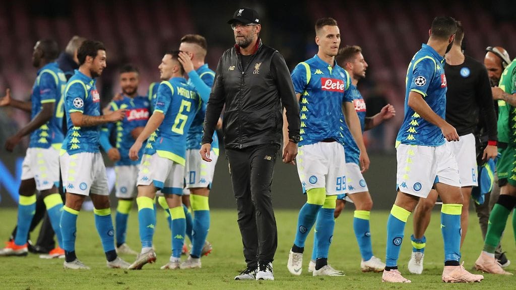 Jurgen Klopp kävi onnittelemassa Napolin pelaajia ottelun jälkeen.