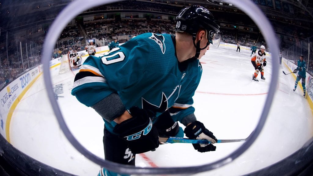 Antti Suomela sai tilille ensimmäisen NHL-ottelunsa San Jose Sharksin riveissä.