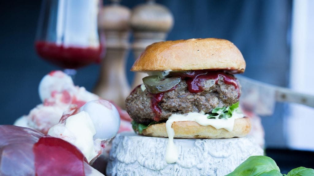 Kannibalismista inspiraationsa saanut burgeri on halloweenin hyytävin herkku.