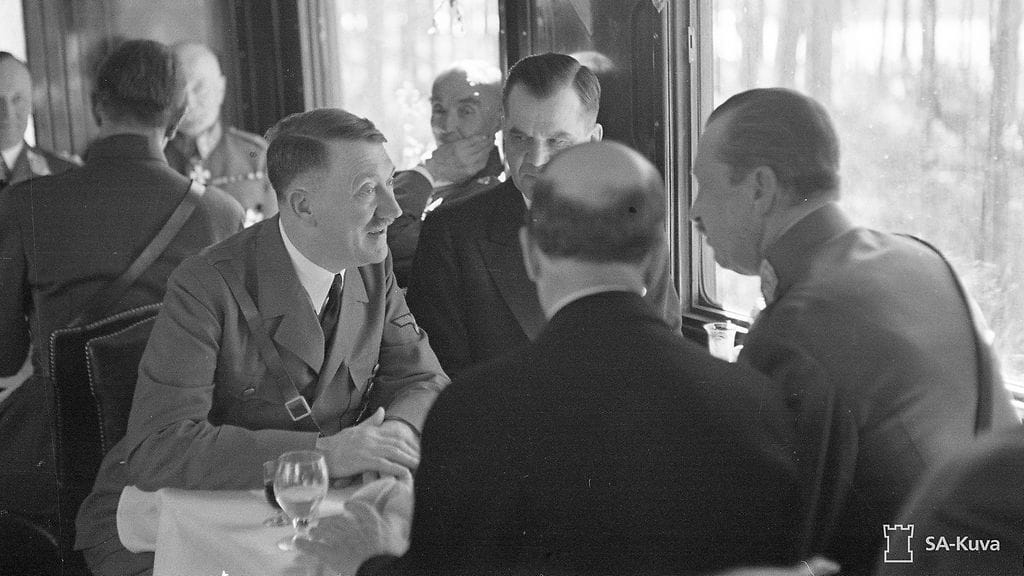 Adolf Hitler ja Carl Gustaf Emil Mannerheim tapasivat toisen maailmansodan aikaan useasti. Suomi ei uutuuskirjan mukaan silti hurmaantunut Natsi-Saksan aatteista.