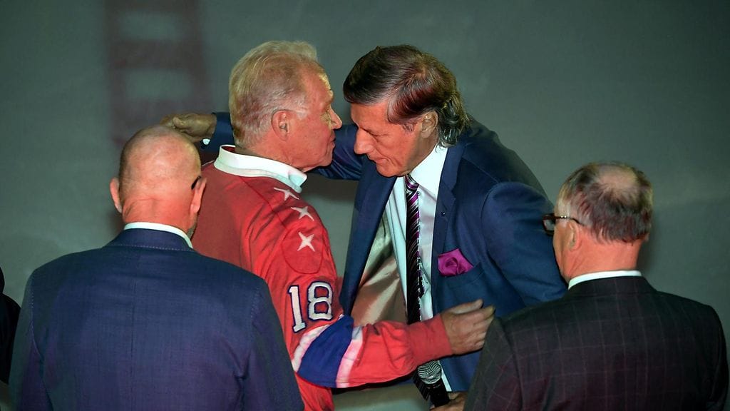 70-vuotiasta Hexi Riihirantaa juhlistettiin HIFK:n ja Jukureiden pelin alla.