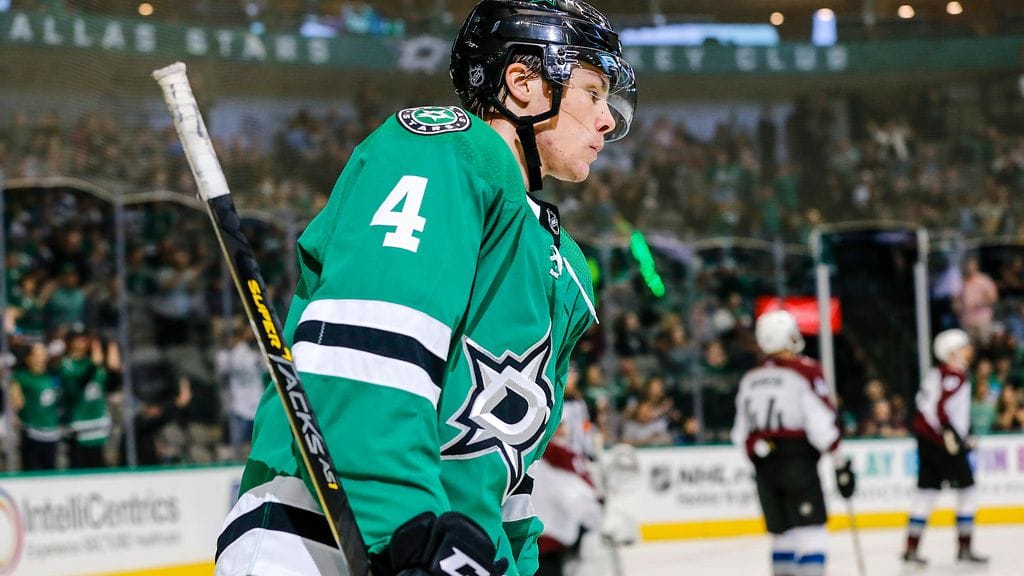 Miro Heiskanen pelaa ensimmäisen virallisen NHL-pelinsä Suomen aikaan torstain ja perjantain välisenä yönä, kun vastassa on Arizona Coyotes.