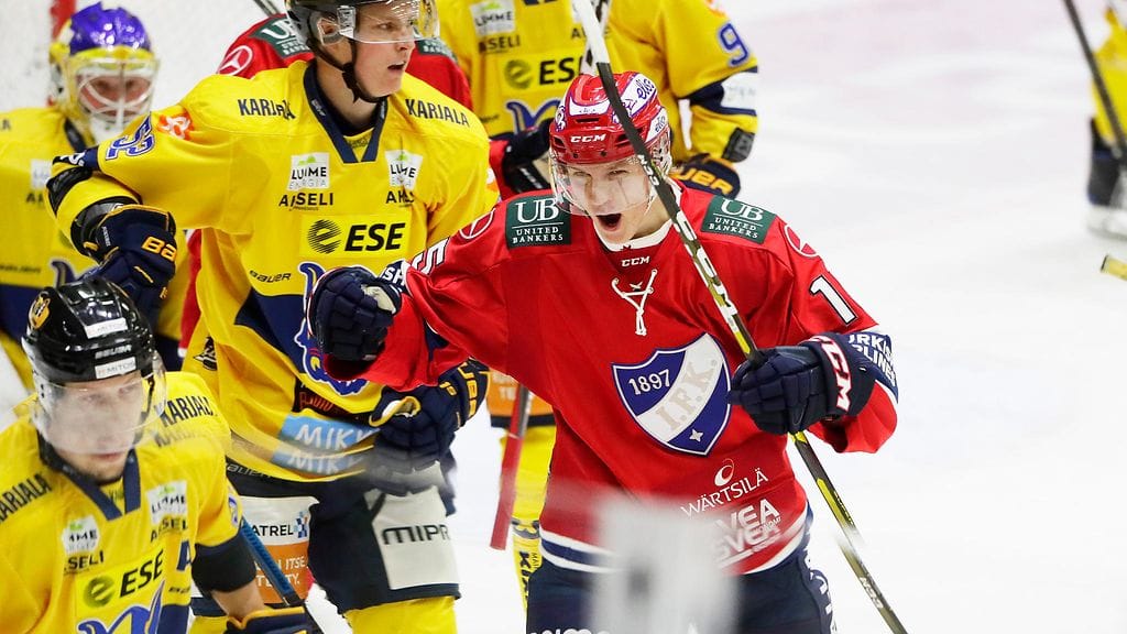 HIFK:n Anton Lundell, 17, iski liigauran ensimmäisen maalinsa torstaina ottelussa Jukureita vastaan.