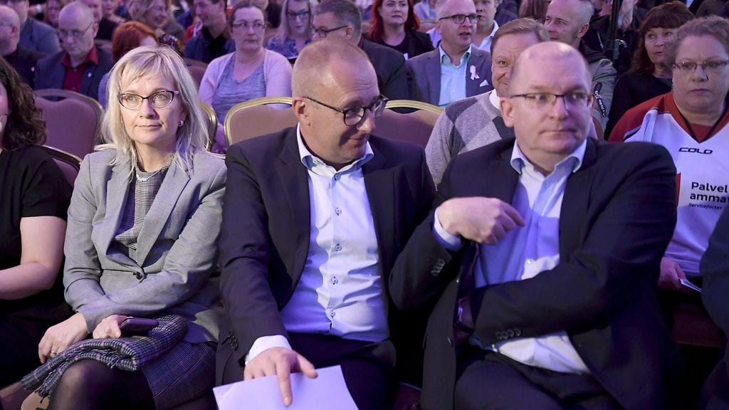 Julkisten ja hyvinvointialojen liitto JHL:n puheenjohtaja Päivi Niemi-Laine, SAK:n puheenjohtaja Jarkko Eloranta ja Teollisuusliiton puheenjohtaja Riku Aalto SAK:n liittopäättäjien tapaamisessa Helsingissä 5. lokakuuta 2018. Noin 500 SAK:laista liittopäättäjää kokoontui linjaamaan hallituksen valmistelemaa irtisanomislakia koskevia jatkotoimia.