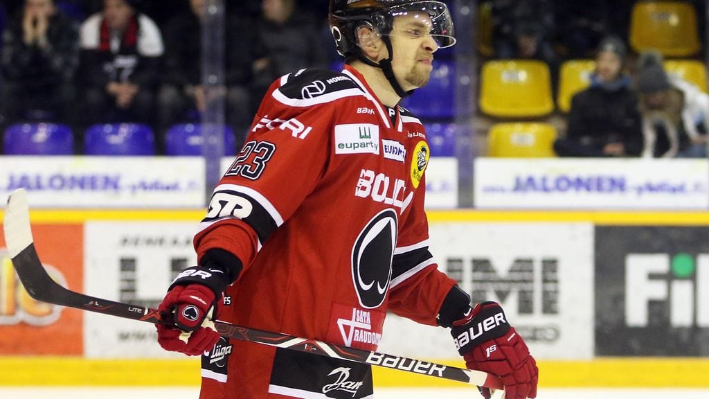 Sakari Salminen lahjoitti kiekon KalPan Eetu Luostariselle, joka ei paikastaan erehtynyt.