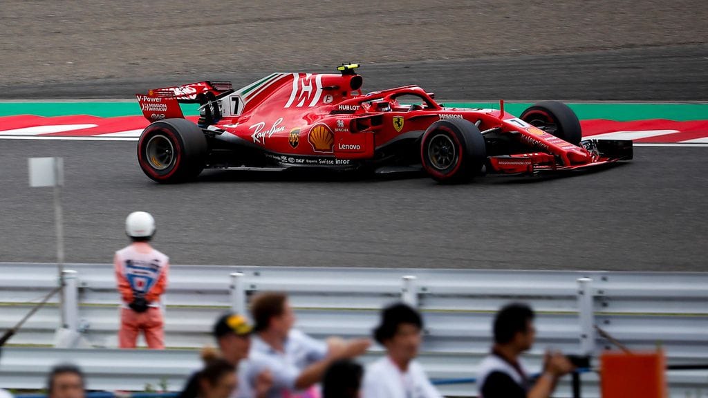 Ferrarin suomalaiskuski Kimi Räikkönen Suzukan radalla.