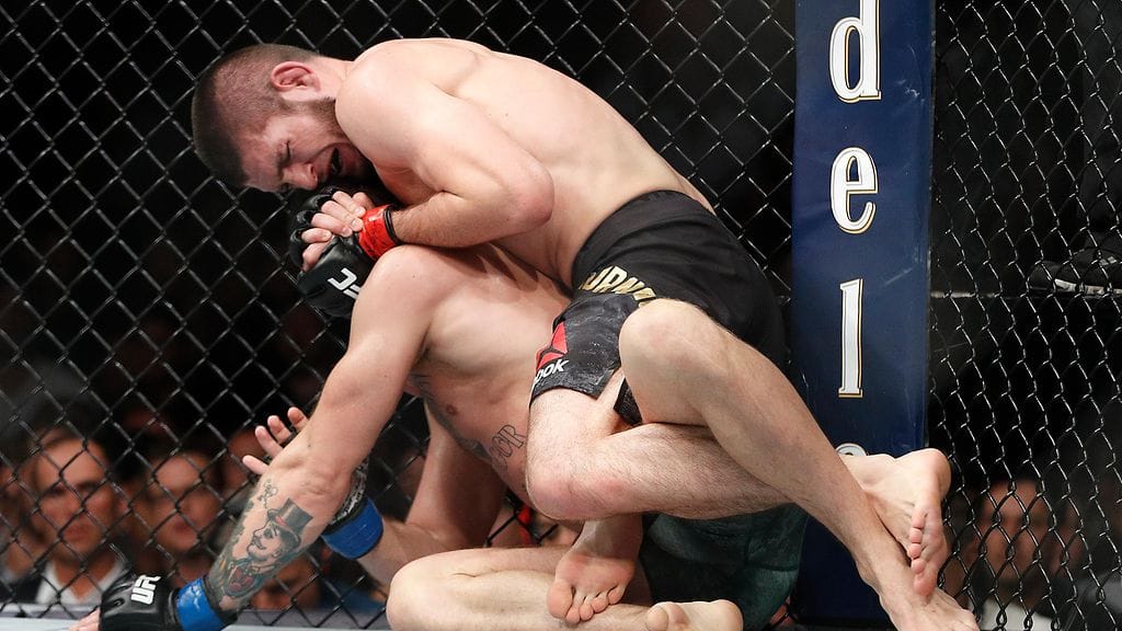 Habib Nurmagomedov sai takakuristuksen kiinni ja voitti Conor McGregorin.