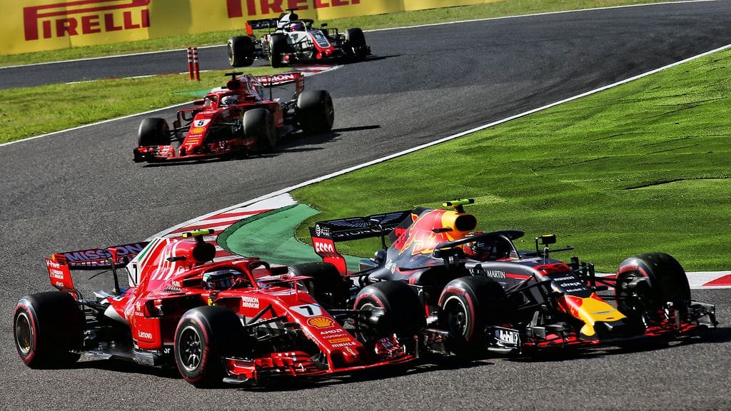 Red Bullin Max Verstappen ja Ferrarin Kimi Räikkönen osuivat yhteen Japanin GP:n ensimmäisellä kierroksella.