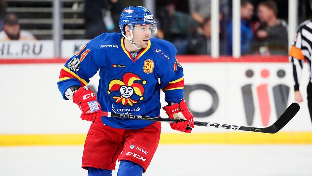 Jokereiden duunarihyökkääjä Tomi Mäki nostettiin Sakari Mannisen ja Steve Mosesin vierelle maanantain Dinamo Minsk -otteluun. Alle kymmenessä minuutissa Mäki oli nakuttanut jo tehot 1+1.