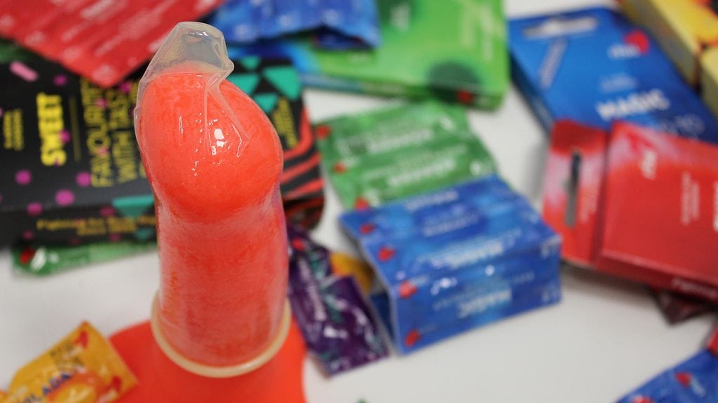 Suomen RFSU:n seksuaaliterveyden asiantuntija Susanna Ruuhilahti neuvoo, miten kondomista tehdään suuseksisuoja.