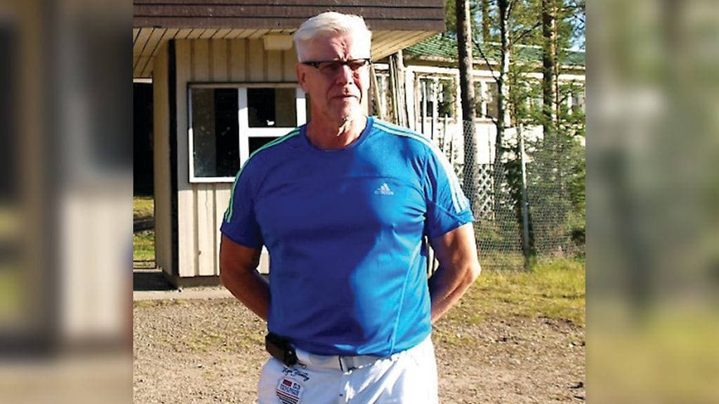 Jorma Saarela viime kesänä Paalijärven lavalla. Hän ilahdutti vähävaraisen perheen syksyä hankkimalla heille lämmityskattilan täyteen öljyä.