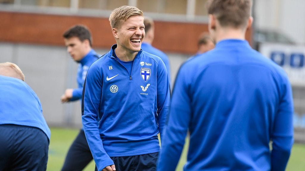 Jere Urosen (vas.) Huuhkajien avoimissa harjoituksissa syyskuussa.